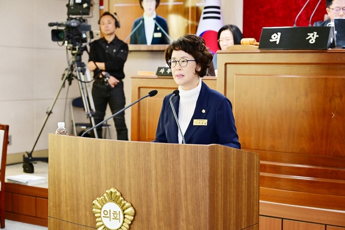 ▲ 문경시의회 본회의장에서 ‘다자녀 가정 지원정책 개선’을 주제로 5분 자유발언을 하고 있는 박춘남 의원.