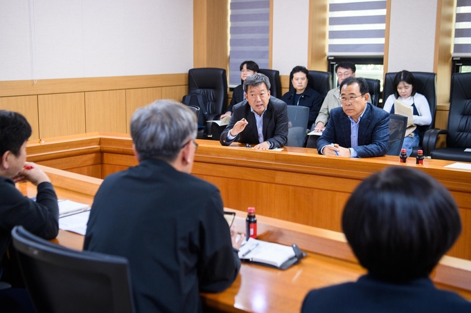 ▲ 울릉군(군수 남한권)과 울릉군의회(의장 이상식)는 오는 12월 중순 이후 모든 여객선 항로가 중단될 가능성이 커지자, 정부 차원의 실질적 대책 마련을 강력히 요구하고 나섰다. 사진 울릉군
