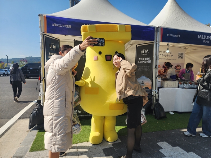▲ (재)경주스마트미디어센터가 APEC 참가자들에게 경주의 매력을 알리기 위해 지난 29일부터 센터 앞 광장에서 실시하고 있는 지역 대표 캐릭터 ‘첨성이’ 활용 홍보 행사에 관광객들이 기념촬영을 하고 있다. 경주시
