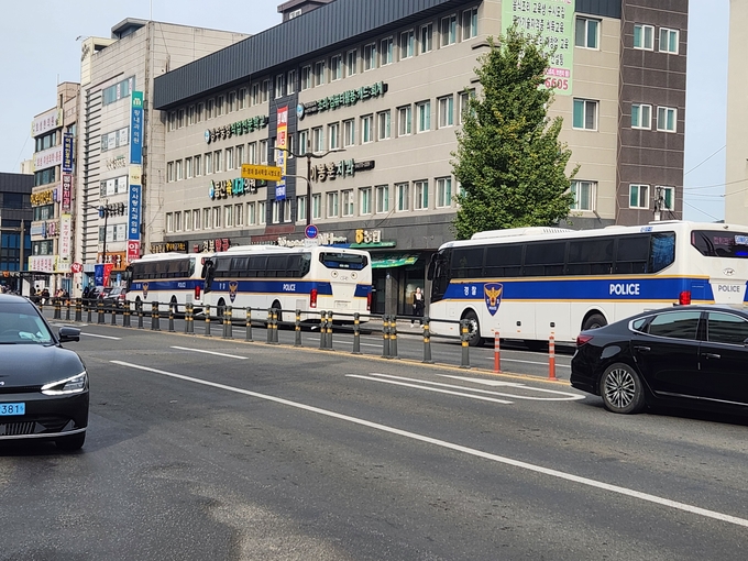 ▲ 경주 시내 주요 도로에 경찰 기동대 버스가 줄지어 서 있으며, 통제 구간이 유지되고 있다.  서의수 기자