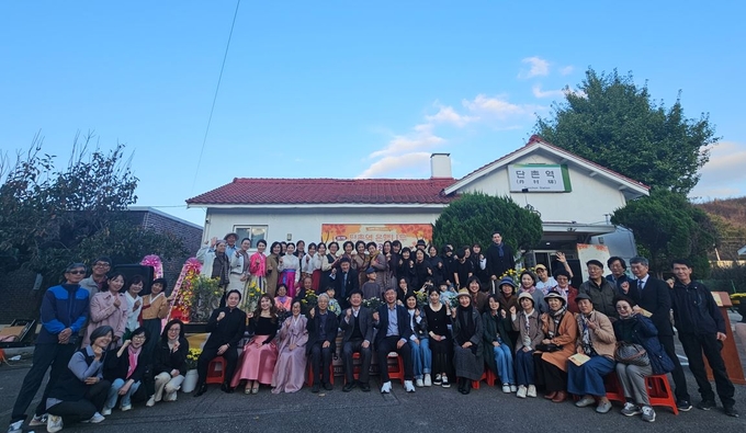 ▲ 김주형 단촌면장(앞줄 중앙)을 비롯한 참가자들이 25일 의성 단촌역 역사 앞에서 열린 ‘제7회 단촌역 은행나무 문학광장 시낭송회’를 마친 뒤 단체 기념촬영을 하며 가을 문학축제의 의미를 되새기고 있다. 의성군