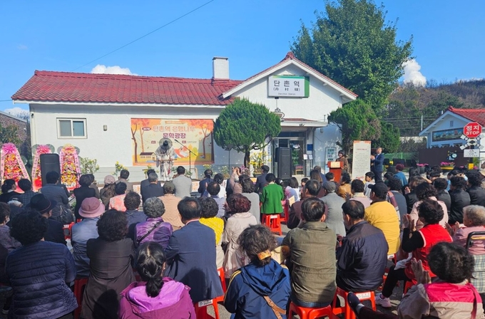 ▲ 대금 연주자 김수호 씨가 25일 의성 단촌역 광장 무대에서 열린 ‘제7회 단촌역 은행나무 문학광장 시낭송회’에서 ‘천년학’과 ‘어메이징 그레이스’를 연주하며 잔잔하고 깊은 선율로 관객들의 마음을 물들이고 있다. 의성군