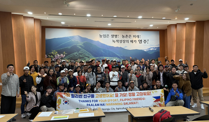 ▲ 30일 필리핀 로살레스시 근로자 71명과 가족초청 근로자 7명 등 총 78명이 고국으로 돌아가며, 2025년도 계절근로자 사업의 첫 마무리를 맞았다.