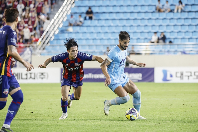 ▲ 대구FC 세징야가 지난 8월 30일 28라운드 수원FC와의 경기에서 수비진을 뚫고 있다. 대구FC