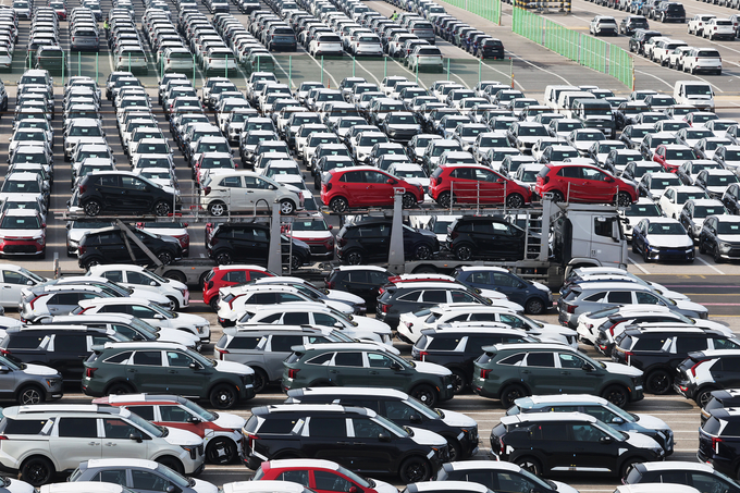 ▲ 30일 경기도 평택항에 수출용 자동차가 세워져 있다.
    한국과 미국은 지난 7월 미국의 대한국 상호관세를 25%에서 15%로 낮추고, 한국이 총 3천500억달러 규모의 대미 투자를 진행하는 방안에 합의했으나 후속 협의에 난항을 겪어왔다.
    한미는 지난 29일 대미 투자금 중 2천억달러를 현금 투자하되, 연간 한도를 200억달러로 제한하고, 대미 투자에 대한 ‘상업적 합리성’을 문건에 명시하기로 하는 등 내용에 합의했다. 
    이번 합의에 따라 미국이 한국에 부과하는 자동차 관세도 25%에서 15%로 인하될 예정이다.연합