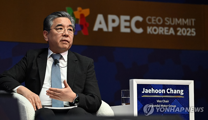 ▲ 장재훈 현대차 그룹 부회장이 30일 경주예술의전당에서 열린 APEC CEO 서밋에서 세션 연사로 나서 토론하고 있다.  연합뉴스