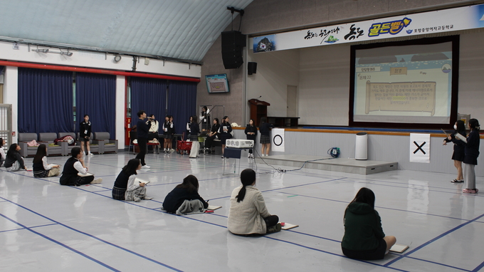 ▲ 포항중앙여고 학생들이 강당에 모여 독도 골든벨 문제를 풀고 있다.