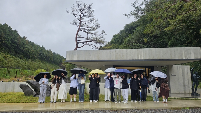▲ 포항중앙여고 학생들이 10월 18일 대구 군위 사유원을 방문해 기념 사진을 찍고 있다.
