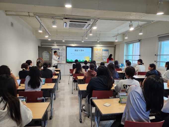 ▲ 포항중앙여고 학생들이 활동실에 모여 ‘도전! 한글 으뜸 겨루기’에 참여하여 문제를 풀고 있다.