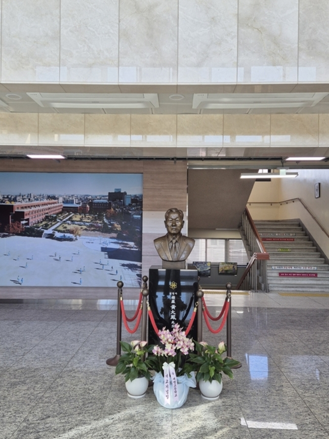 ▲ 개교기념일을 맞아 학교 본관에 있는 설립자 황대봉 선생 흉상 앞에 놓인 화분.