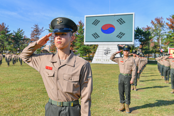 ▲ 30일 열린 해병대 신병 1322기 수료식에서 신병들이 거수 경례하는 모습. 해병대 1사단 제공