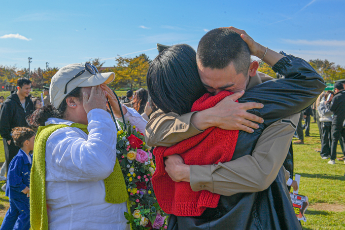 ▲ 30일 열린 해병대 신병 1322기 수료식에서 한 신병이 가족 등과 수료 기쁨을 나누는 모습. 해병대 1사단 제공