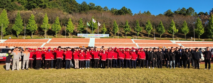 ▲ 의성군 산불방지 인력 190명이 28일 의성종합운동장 잔디광장에서 단체 기념촬영을 하며 산불예방·진화교육 참여 의지를 다지고 있다. 의성군