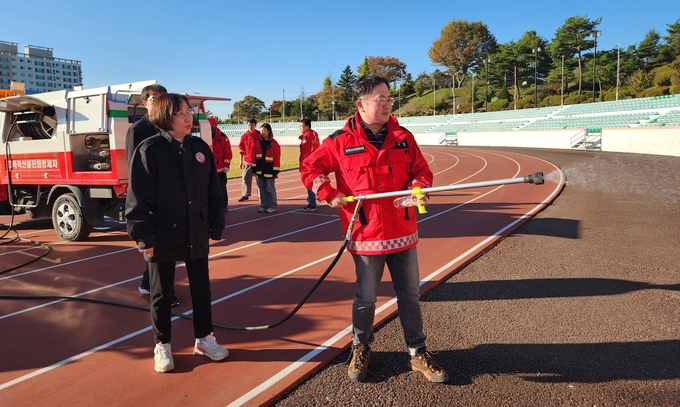 ▲ 의성군 산불전문예방진화대원과 공무원들이 28일 의성종합운동장 트랙에서 진화호스를 잡고 수압을 점검하며 산불 초기 진화장비 조작 훈련을 진행하고 있다. 의성군