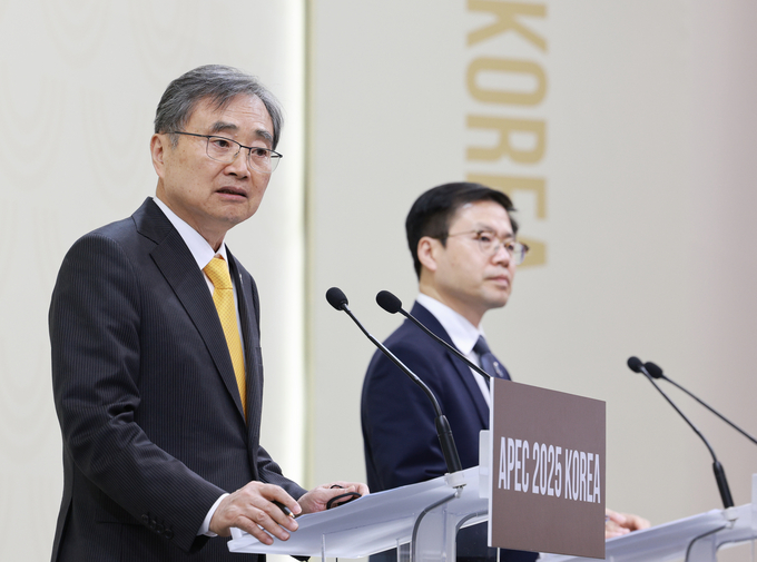 ▲ 조현 외교부 장관(왼쪽)과 여한구 산업통상부 통상교섭본부장이 30일 경주 2025 아시아태평양경제협력체(APEC) 정상회의 국제미디어센터(IMC)에서 APEC 합동각료회의(AMM) 기자회견을 하고 있다.연합
