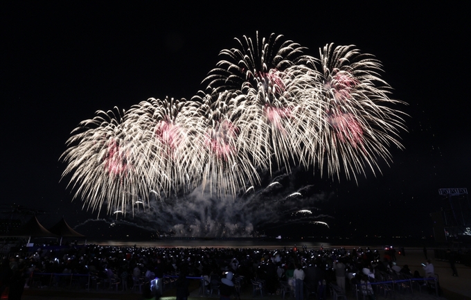 ▲ 포항 영일대해수욕장이 지난 29일 1,000대의 드론 군집 비행과 1만 5천여 발의 불꽃쇼로 환하게 물들었다.
불빛쇼