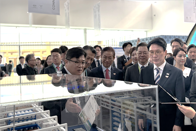 ▲ 플랜텍이 경주 2025APEC 경제전시장에 마련된 홍보부스를 통해 수소 전주기 기술력를 선보였다.  30일 김민석 국무총리가 플랜텍 부스에서 설명을 듣고 있다. 사진제공 플랜텍