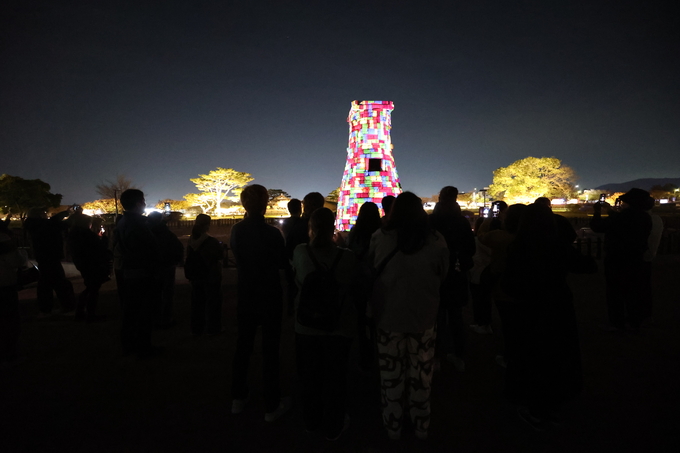 ▲ 경주APEC정상회의 주간인 30일 저녁 경북 경주시 첨성대에서 국내외 관광객들이 지켜보는 가운데 미디어아트가 펼쳐지고 있다.김영환 기자 yhk@kyongbuk.com