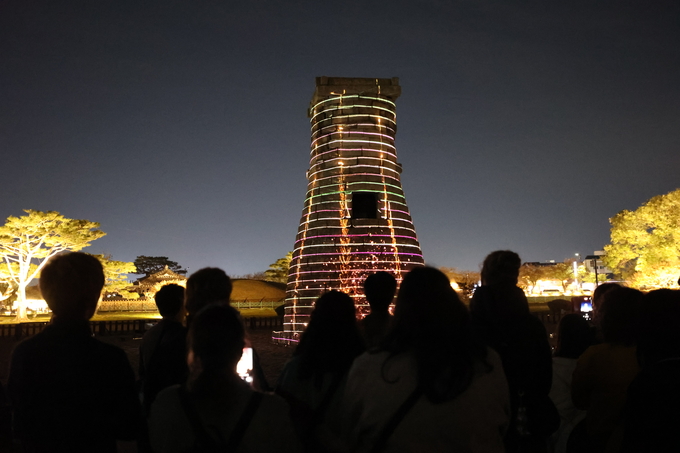 ▲ 경주APEC정상회의 주간인 30일 저녁 경북 경주시 첨성대에서 국내외 관광객들이 지켜보는 가운데 미디어아트가 펼쳐지고 있다.김영환 기자 yhk@kyongbuk.com
