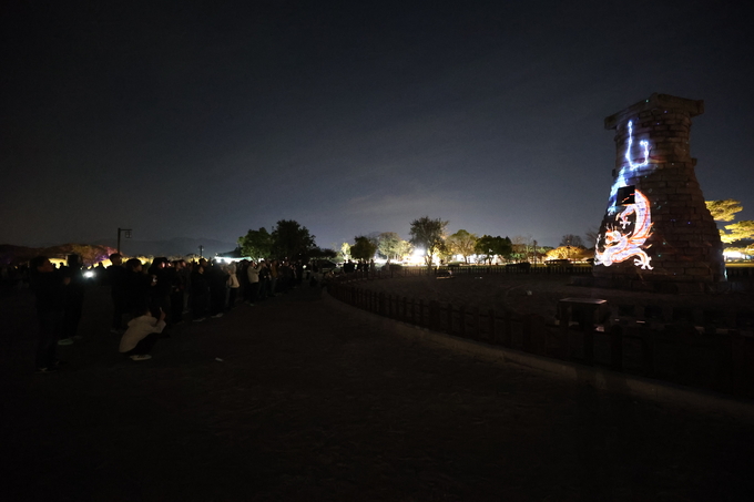 ▲ 경주APEC정상회의 주간인 30일 저녁 경북 경주시 첨성대에서 국내외 관광객들이 지켜보는 가운데 미디어아트가 펼쳐지고 있다.김영환 기자 yhk@kyongbuk.com