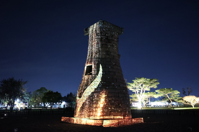 ▲ 경주APEC정상회의 주간인 30일 저녁 경북 경주시 첨성대에서 국내외 관광객들이 지켜보는 가운데 미디어아트가 펼쳐지고 있다.김영환 기자 yhk@kyongbuk.com