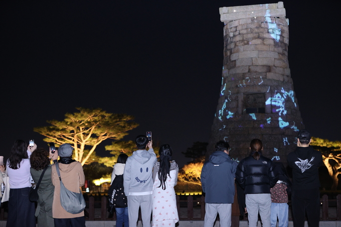 ▲ 경주APEC정상회의 주간인 30일 저녁 경북 경주시 첨성대에서 국내외 관광객들이 지켜보는 가운데 미디어아트가 펼쳐지고 있다.김영환 기자 yhk@kyongbuk.com