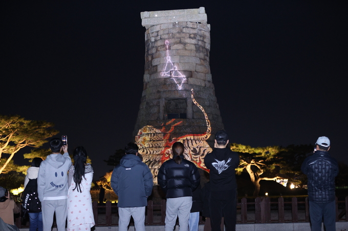 ▲ 경주APEC정상회의 주간인 30일 저녁 경북 경주시 첨성대에서 국내외 관광객들이 지켜보는 가운데 미디어아트가 펼쳐지고 있다.김영환 기자 yhk@kyongbuk.com