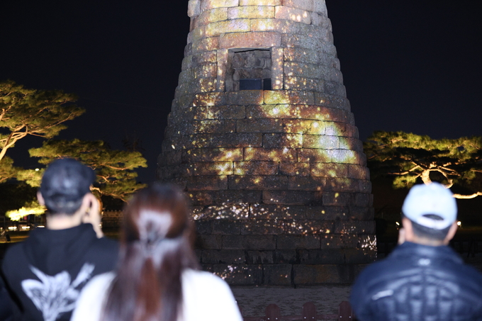 ▲ 경주APEC정상회의 주간인 30일 저녁 경북 경주시 첨성대에서 국내외 관광객들이 지켜보는 가운데 미디어아트가 펼쳐지고 있다.김영환 기자 yhk@kyongbuk.com