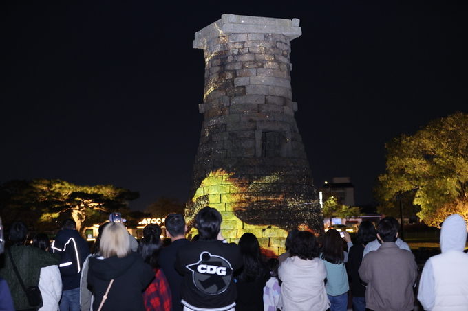 ▲ 경주APEC정상회의 주간인 30일 저녁 경북 경주시 첨성대에서 국내외 관광객들이 지켜보는 가운데 미디어아트가 펼쳐지고 있다.김영환 기자 yhk@kyongbuk.com