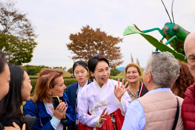 ▲ 이재명 대통령의 부인 김혜경 여사가 30일 경북 경주 교촌마을을 방문해 관광객들과 대화를 나누고 있다.(사진=연합뉴스)