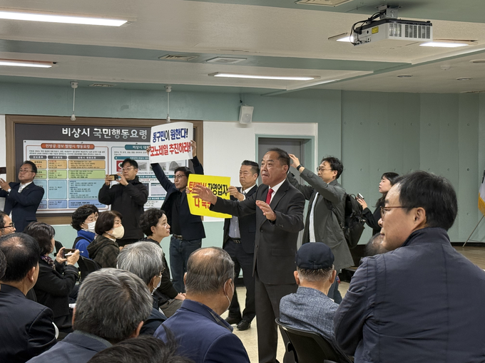 ▲ 31일 오전 열린 대구도시철도 4호선 주민설명회에서 일부 주민들이 AGT 방식이 아닌 모노레일 방식으로 변경해 사업을 추진해야 한다고 주장하며 항의하고 있다. 이유경 기자
