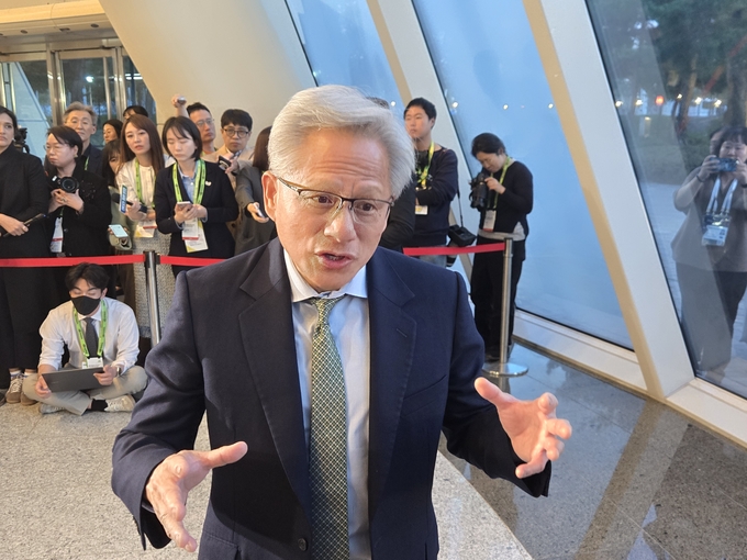 ▲ 31일 경주예술의전당에서 열린 APEC CEO 서밋 특별세션에서 연설을 한 젠슨 황 엔비디아 최고경영자가 세션을 마친 후 경주예술의전당 원화홀에서 기자회견을 하고 있다. 황기환 기자