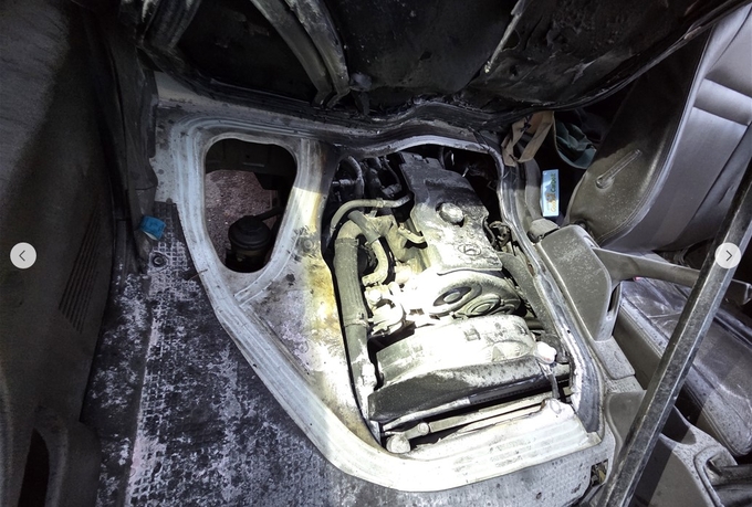 ▲ 30일 오후 4시 53분께 경주시 외동읍의 한 도로를 달리던 포트 트럭에 불이나 엔지룸 일부가 뷸에 탔다. 경북소방본부