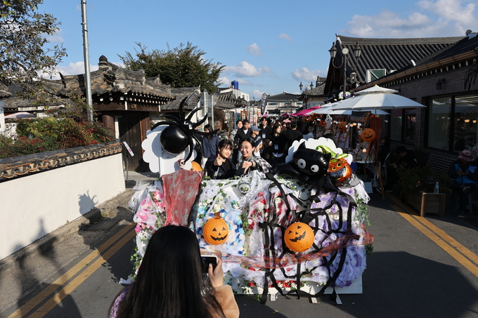 ▲ 경주APEC정상회의가 공식 개막한 31일 오후 경북 경주시 황남동 황리단길 일원이 국내외 관광객들로 북적인 가운데 관광객들이 기념촬영을 하고 있다.김영환 기자 yhk@kyongbuk.com