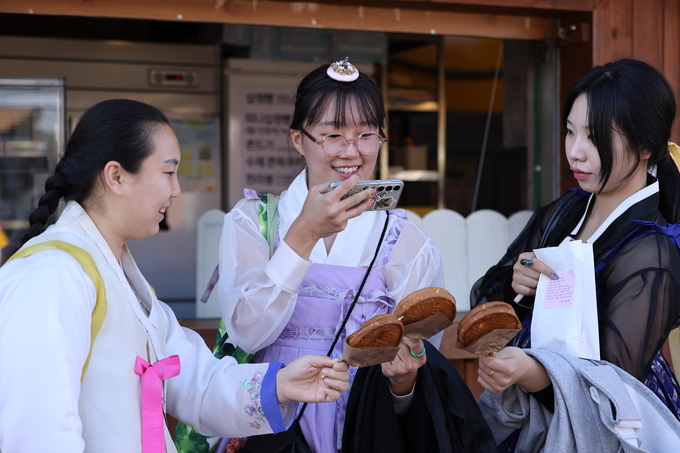 ▲ 경주APEC정상회의가 공식 개막한 31일 오후 경북 경주시 황남동 황리단길 일원이 국내외 관광객들로 북적인 가운데 한복을 입은 관광객들이 기념촬영을 하고 있다.김영환 기자 yhk@kyongbuk.com