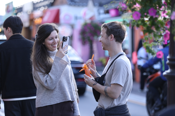 ▲ 경주APEC정상회의가 공식 개막한 31일 오후 경북 경주시 황남동 황리단길 일원이 국내외 관광객들로 북적인 가운데 외국인 관광객들이 사진을 찍고 있다.김영환 기자 yhk@kyongbuk.com