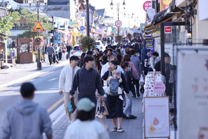 ▲ 경주APEC정상회의가 공식 개막한 31일 오후 경북 경주시 황남동 황리단길 일원이 국내외 관광객들로 북적이고 있다.김영환 기자 yhk@kyongbuk.com