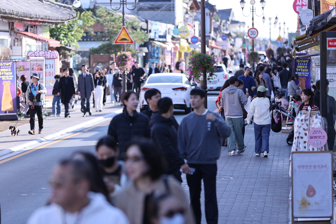 ▲ 경주APEC정상회의가 공식 개막한 31일 오후 경북 경주시 황남동 황리단길 일원이 국내외 관광객들로 북적이고 있다.김영환 기자 yhk@kyongbuk.com