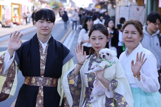 ▲ 경주APEC정상회의가 공식 개막한 31일 오후 경북 경주시 황남동 황리단길 일원이 국내외 관광객들로 북적이는 가운데 한복을 입은 관광객들이 손을 흔들고 있다.김영환 기자 yhk@kyongbuk.com