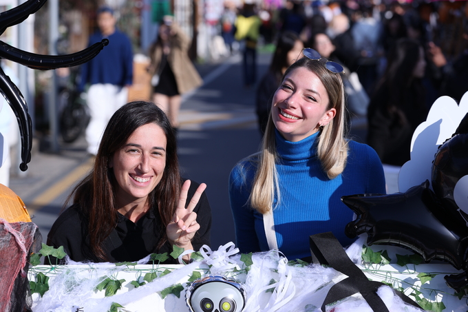 ▲ 경주APEC정상회의가 공식 개막한 31일 오후 경북 경주시 황남동 황리단길 일원이 국내외 관광객들로 북적이는 가운데 외국인 관광객들이 기념촬영을 하고 있다.김영환 기자 yhk@kyongbuk.com