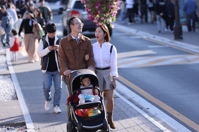 ▲ 경주APEC정상회의가 공식 개막한 31일 오후 경북 경주시 황남동 황리단길 일원이 국내외 관광객들로 북적이고 있다.김영환 기자 yhk@kyongbuk.com