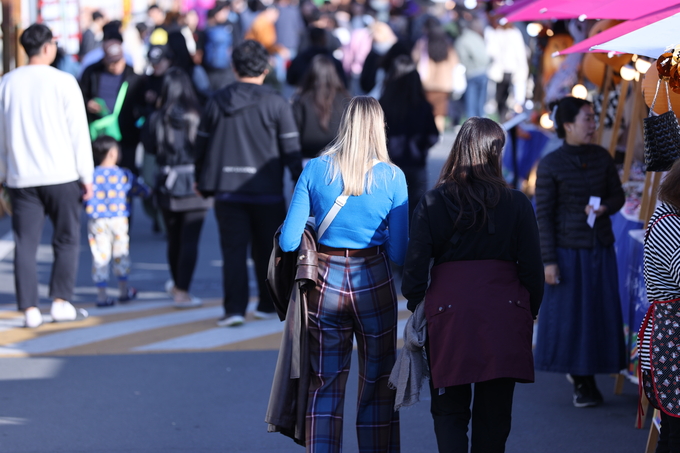 ▲ 경주APEC정상회의가 공식 개막한 31일 오후 경북 경주시 황남동 황리단길 일원이 국내외 관광객들로 북적이고 있다.김영환 기자 yhk@kyongbuk.com