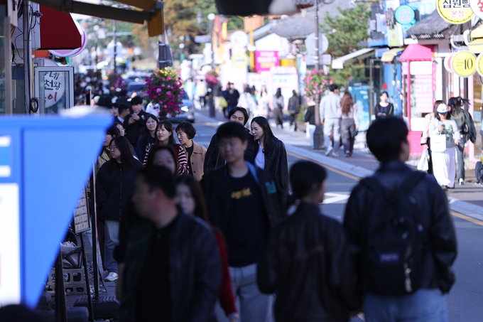 ▲ 경주APEC정상회의가 공식 개막한 31일 오후 경북 경주시 황남동 황리단길 일원이 국내외 관광객들로 북적이고 있다.김영환 기자 yhk@kyongbuk.com