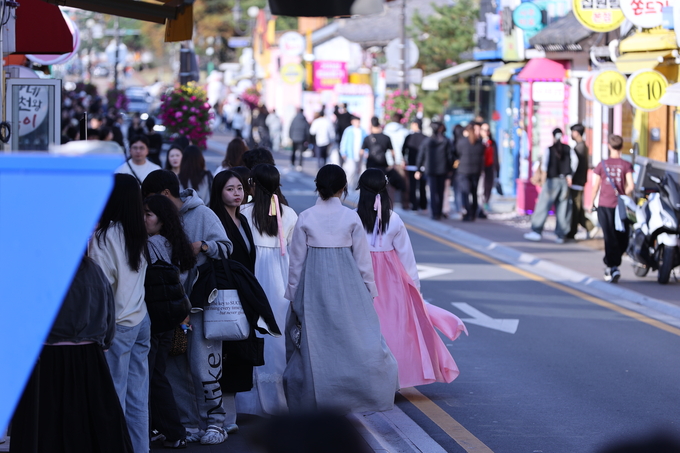 ▲ 경주APEC정상회의가 공식 개막한 31일 오후 경북 경주시 황남동 황리단길 일원이 국내외 관광객들로 북적이고 있다.김영환 기자 yhk@kyongbuk.com