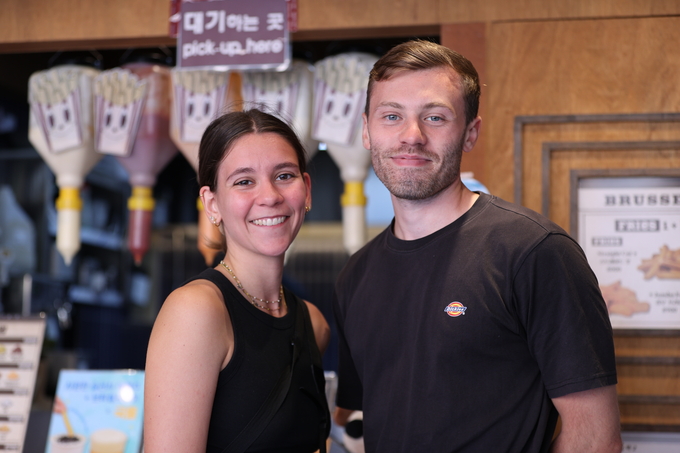 ▲ 경주APEC정상회의가 공식 개막한 31일 오후 경북 경주시 황남동 황리단길 일원이 국내외 관광객들로 북적이는 가운데 한 가게를 찾은 외국인 관광객들이 기념촬영을 하고 있다.김영환 기자 yhk@kyongbuk.com