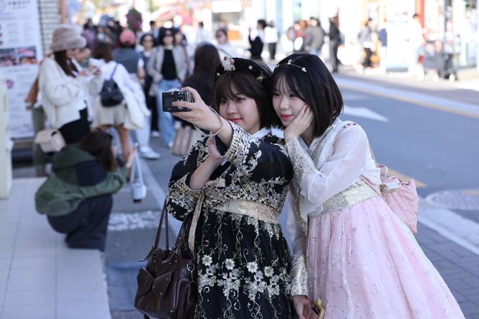 ▲ 경주APEC정상회의가 공식 개막한 31일 오후 경북 경주시 황남동 황리단길 일원이 국내외 관광객들로 북적이는 가운데 한복을 입은 관광객들이 기념촬영을 하고 있다.김영환 기자 yhk@kyongbuk.com