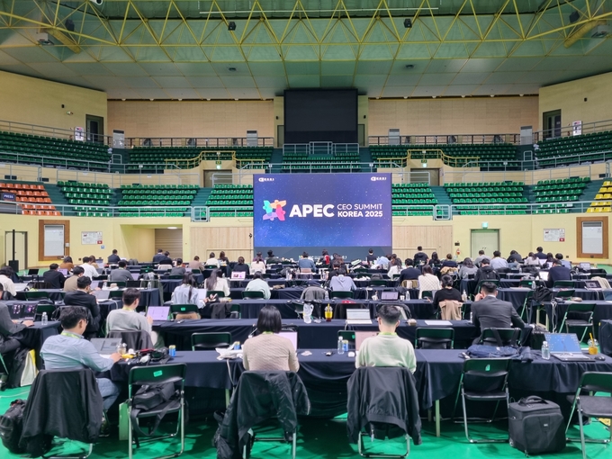 ▲ 31일 오전 경주실내체육관에 마련된 미디어센터에 인근 경주예술의전당에서 열리는 APEC CEO 서밋 내용을 취재하는 국내외 언론인들이 긴장감 속에 취재에 집중하고 있다. 황기환 기자