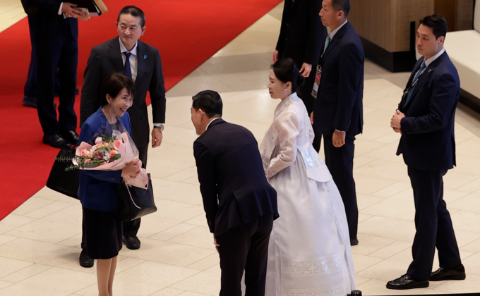 ▲ 2025 APEC 정상회의 참석을 위해 30일 방한한 다카이치 사나에 일본 총리가 라한셀렉트 경주에 도착한 뒤 인사를 나누고 있다. 경주 라한셀렉트