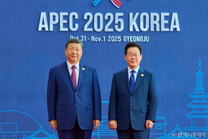 ▲ 이재명 대통령과 시진핑 중국 국가주석이 31일 경북 경주화백컨벤션센터에서 열린 2025 아시아태평양경제협력체(APEC) 정상회의에서 기념촬영을 하고 있다. 대통령실 제공