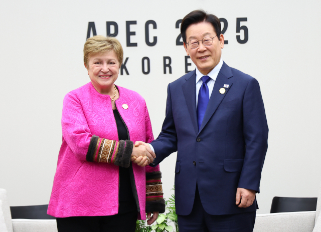 ▲ 이재명 대통령과 크리스탈리나 게오르기에바 국제통화기금(IMF) 총재가 31일 APEC 정상회의장인 경북 경주화백컨벤션센터에서 면담 전 악수하고 있다. 연합뉴스